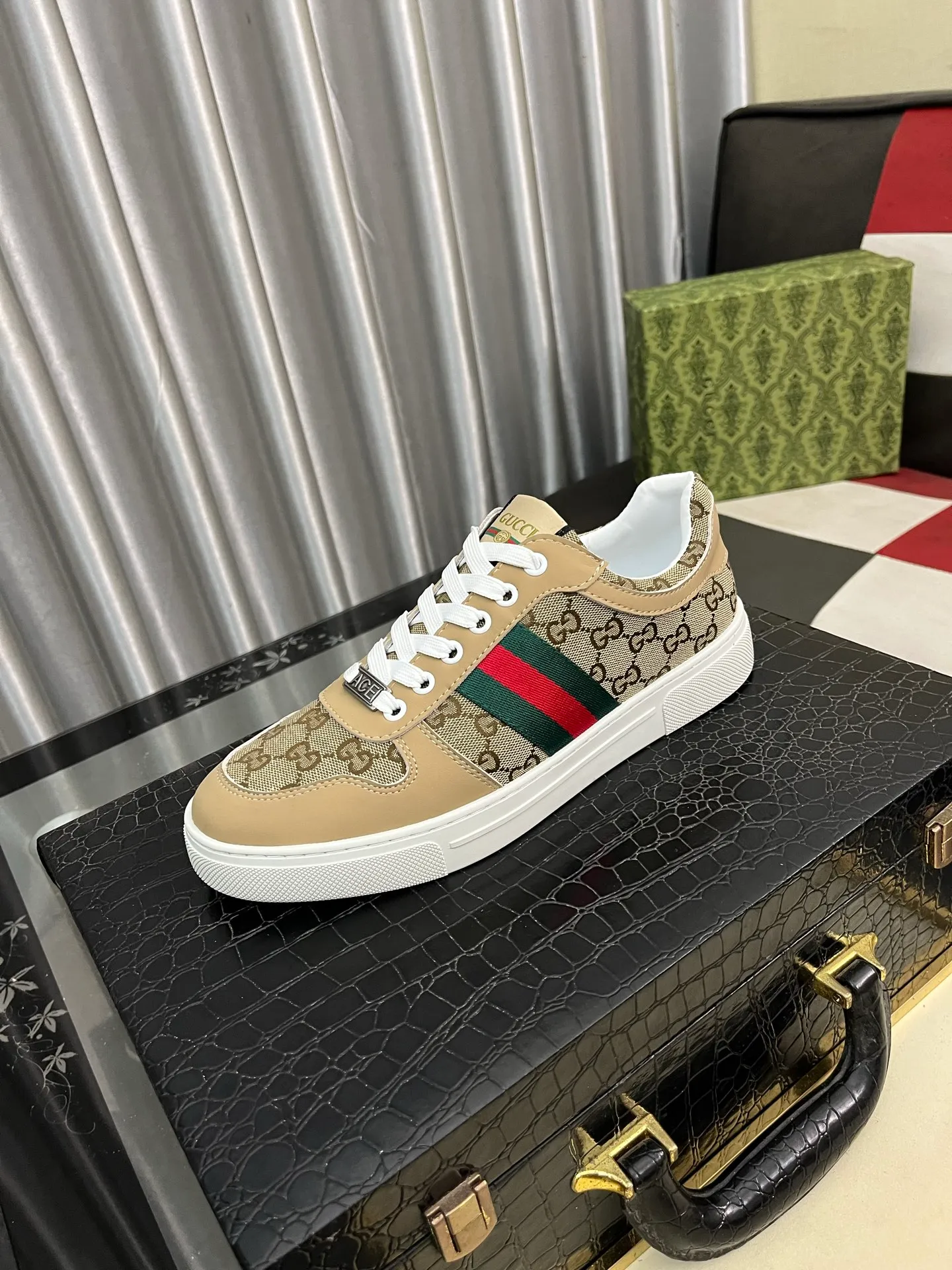 Men's Men's Shoes💰440⌚️⌚️【GUCCI】Gucci men's latest white shoe series casual shoes! The official website is built 1:1. Upper: Made of imported cowhide, with electric embroidery ➕Inner lining: Made of high-quality first-layer pigskin, soft and comfortable. Picky material selection and exquisite workmanship give you the best enjoyment. Size: 38-44 yards, 3️⃣ colors available.